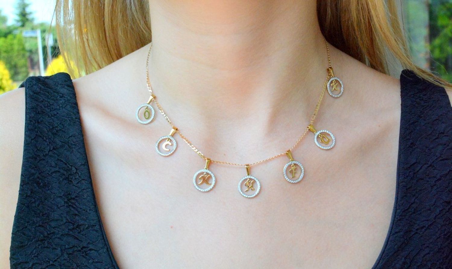 Złota zawieszka 333 literka H w kółeczku ozdobionym cyrkoniami Z-441 H. Piękny, złoty wisiorek o ciekawym wzorze wykonany z żółtego złota próby 333. Personalizowana zawieszka to doskonały pomysł na prezent dla każdej kobiety..jpg